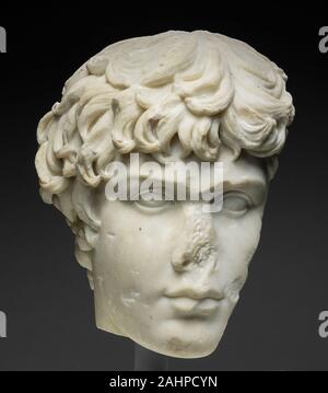 Antike römische. Fragment einer Portrait Leiter des Antinous. 130 AD - 138 AD. Italien. Marmor dieses Porträt zeigt Antinous (ca. 111-130), die junge Geliebte von Kaiser Hadrian (regierte 117 - 38). Seine charakteristische Gesichtszüge gehören ein ovales Gesicht, glatten Teint, mandelförmigen Augen, volle Lippen, sowie seine unverwechselbare Frisur von dicken, gewellt Schlösser strahlenförmig von die Krone von seinem Haupt. Diese Skulptur ist ein Fragment aus einem größeren Ganzen, und für viele Jahre Es war unklar, in welcher Form die ursprüngliche, intakte Arbeit genommen hatte. Die jüngsten Stipendium zeigt an, dass es einst eine lebensgroße Büste Stockfoto