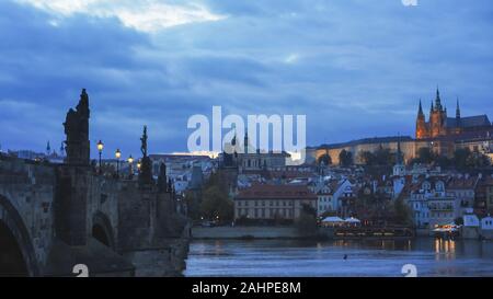 Die Karlsbrücke und den Fluss Moldau in Prag Stockfoto