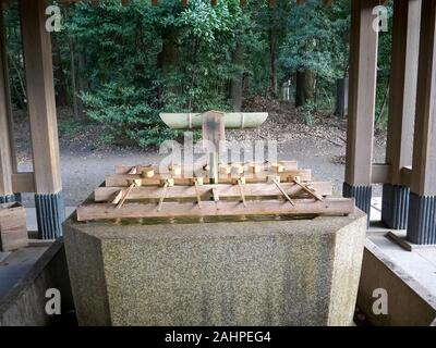 Brunnen für die rituellen Reinigung bei Meiji Jingu-Schrein in Tokio Stockfoto