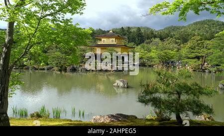 KYOTO, JAPAN - April, 15, 2018: Auf der Suche nach kinkakuji Tempel in Kyoto. Stockfoto