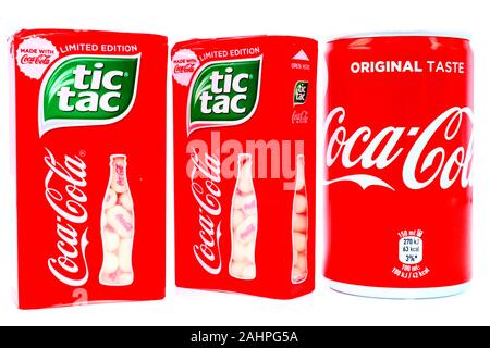 Limited Edition von TIC TAC mit COCA-COLA. Tic Tac ist eine Marke von Ferrero, Coca-Cola und die Kontur Flasche Design sind Marken der Coca-Col Stockfoto