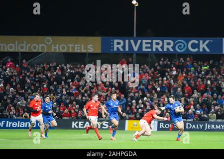 Dezember 28th, 2019, Cork, Irland: Aktion vom Pro 14-Munster Rugby versus Leinster Rugby Spiel im Thomond Park Stockfoto