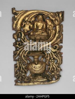 Transzendenten Buddha Akshobhya und Behälter überfüllt mit Laub (Purnagata). 1401 - 1600. Tibet. Vergoldete Kupfer arbeitete in repousse Stockfoto