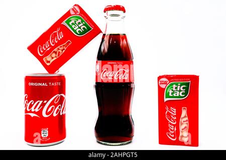 Limited Edition von TIC TAC mit COCA-COLA. Tic Tac ist eine Marke von Ferrero, Coca-Cola und die Kontur Flasche Design sind Marken der Coca-Col Stockfoto