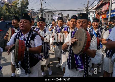 Nepalesische Männer in traditionellen Festtracht März gekleidet beim Spielen traditionellen Trommeln während der Feier. Die tamu oder Gurung Menschen (Gemeinschaft) der zentralen Nepal ihr neues Jahr Jährlich feiern an diesem Feiertag "tamu Losar". Dies ist die Zeit der großen Familienfeiern, Feste, und freudige kulturelle Veranstaltungen. Der Urlaub auf lokalen Kalender Systeme beruhen, sondern eher in der Nähe der Ende Dezember fallen, nicht weit von GREGORIANISCHEN Tag des Neuen Jahres. Stockfoto