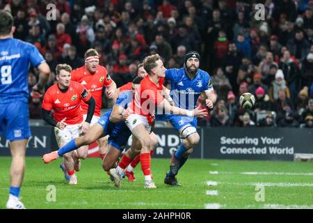 Dezember 28th, 2019, Cork, Irland: Aktion vom Pro 14-Munster Rugby versus Leinster Rugby Spiel im Thomond Park Stockfoto