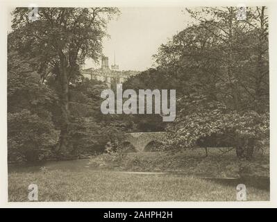 Peter Henry Emerson. Lady Dorothy Brücke, Haddon Hall. 1880 - 1888. England. Photogravüre, Platte XXXV aus dem Album The Compleat Angler oder Erholung des kontemplativen Menschen, Band II (1888); Edition 109/250 Stockfoto