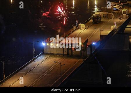 Bagdad, Irak. 31 Dez, 2019. Feuerwerk burst oben Al-Jumhuriya Brücke in der Nähe von Tahrir Square, wo Menschen versammelt, die 2020 Silvester zu feiern. Credit: Ameer Al Mohmmedaw/dpa/Alamy leben Nachrichten Stockfoto