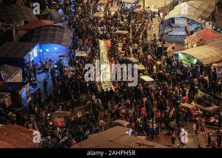 Bagdad, Irak. 31 Dez, 2019. Die Leute halten einen großen irakischen Flagge, wie Sie an dem Tahrir Platz sammeln Der 2020 Silvester zu feiern. Credit: Ameer Al Mohmmedaw/dpa/Alamy leben Nachrichten Stockfoto