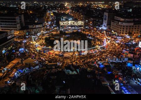 Bagdad, Irak. 31 Dez, 2019. Irakische Volk erfassen am Tahrir Platz der 2020 Silvester zu feiern. Credit: Ameer Al Mohmmedaw/dpa/Alamy leben Nachrichten Stockfoto