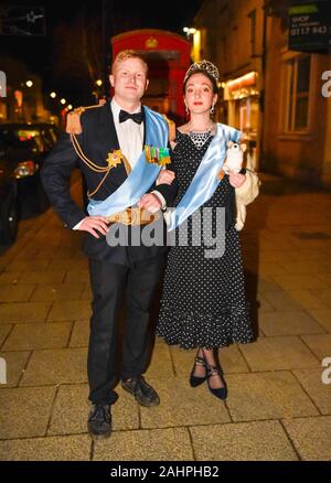 Bridport, Dorset, Großbritannien. 31. Dezember 2019. Nachtschwärmer in Fancy Dress wie Prinz Philip und die Königin auf Silvester in Bridport in Dorset. Foto: Graham Jagd-/Alamy leben Nachrichten Stockfoto