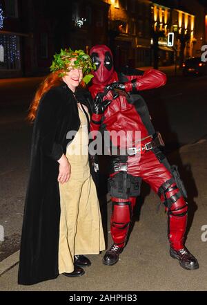 Bridport, Dorset, Großbritannien. 31. Dezember 2019. Nachtschwärmer in Fancy Dress als Poison Ivy und Deadpool an Silvester in Bridport in Dorset. Foto: Graham Jagd-/Alamy leben Nachrichten Stockfoto