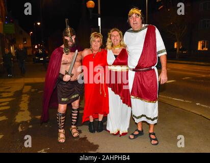 Bridport, Dorset, Großbritannien. 31. Dezember 2019. Nachtschwärmer in Fancy Dress wie Römer auf Silvester in Bridport in Dorset. Foto: Graham Jagd-/Alamy leben Nachrichten Stockfoto