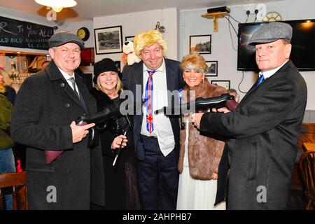 Bridport, Dorset, Großbritannien. 31. Dezember 2019. Nachtschwärmer in Fancy Dress als Spitzer Scheuklappen und Boris Johnson auf Silvester in Bridport in Dorset. Foto: Graham Jagd-/Alamy leben Nachrichten Stockfoto