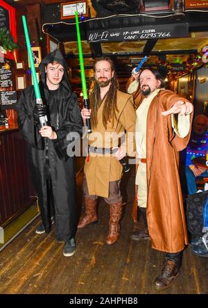 Bridport, Dorset, Großbritannien. 31. Dezember 2019. Nachtschwärmer in Fancy Dress als Jedi und Sith auf Silvester in Bridport in Dorset. Foto: Graham Jagd-/Alamy leben Nachrichten Stockfoto