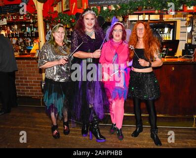 Bridport, Dorset, Großbritannien. 31. Dezember 2019. Nachtschwärmer, die in Kostümen auf Silvester in Bridport in Dorset. Foto: Graham Jagd-/Alamy leben Nachrichten Stockfoto