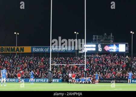 Dezember 28th, 2019, Cork, Irland: Aktion vom Pro 14-Munster Rugby versus Leinster Rugby Spiel im Thomond Park Stockfoto