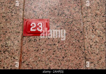 Tür Nummer geschrieben auf Granit Marmor. Foto close-up. Stockfoto