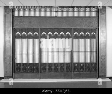 Adler & Sullivan, Architekten (Architekt). Chicago Stock Exchange Gebäude Aufzug Gehäuse Grill T-Platten. 1893 - 1894. Chicago. Kupfer vergoldet Bronze Stockfoto