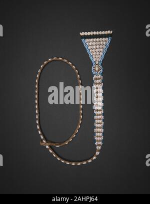 Kuba. Anhänger Riemen (Nkody Mupaap). 1801 - 1900. Der Demokratischen Republik Kongo. Jute, Bast, Cowrie Muscheln und Perlen Seit der Gründung der Kuba Königreich im 16. Jahrhundert haben Einzelpersonen Gericht Rang und Status mit ihren kunstvollen Kleid signalisiert. Glasperlen aus Europa und Cowrie Muscheln aus dem Indischen Ozean importiert wurden in die Produktion solcher Requisiten seit dem 18. Jahrhundert. Ausschließlich von Männern, Raupe besaß - und Shell - überdachte Laufbänder und Anhänger wie diese pre-1910 Beispiele sind noch in Kombination mit voluminösen textilen Rock getragen - Wrapper sowohl durch Kuba Lizenz- und K Stockfoto