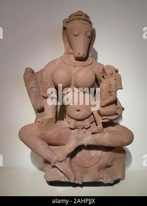 Horse-Headed Yogini Hayagriva sitzt ein Kind. 1001 - 1100. Indien. Beige Sandstein Stockfoto