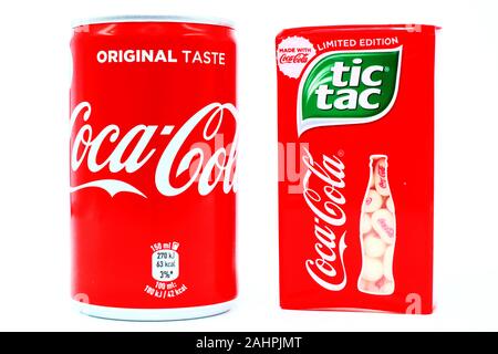 Limited Edition von TIC TAC mit COCA-COLA. Tic Tac ist eine Marke von Ferrero, Coca-Cola und die Kontur Flasche Design sind Marken der Coca-Col Stockfoto