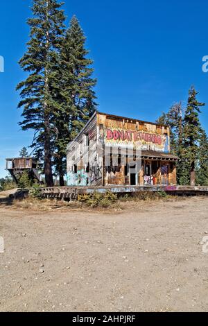 Graffiti, vandalisierte Überreste des Iron Mountain Ski Resort, das Anfang 1970 als Skigebiet Silver Basin gegründet wurde. Stockfoto