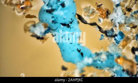 Kunststoff wird in Wasserbecken und schrittweise durch Sonne und Wellen zerstört. Plastische Teilchen sammeln sich in Felder und Klumpen auf der Wasseroberfläche und in der t Stockfoto