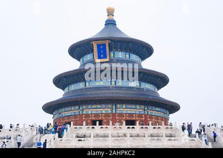 Peking, China. April 26, 2016. Touristen außerhalb der Halle des Gebetes für eine gute Ernte" im Himmelstempel Scenic Area in Peking, China auf einer o Stockfoto