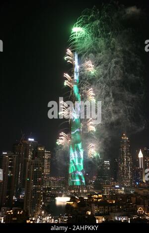 Dubai, Vereinigte Arabische Emirate. 1 Jan, 2020. Feuerwerke sind im Burj Khalifa im Neuen Jahr feiern in Dubai, Vereinigte Arabische Emirate, zum 1. Januar 2020 gesehen. Credit: Su Xiaopo/Xinhua/Alamy leben Nachrichten Stockfoto