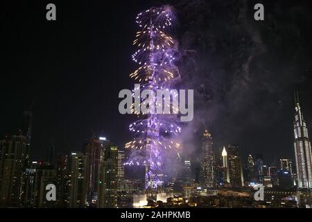 Dubai, Vereinigte Arabische Emirate. 1 Jan, 2020. Feuerwerke sind im Burj Khalifa im Neuen Jahr feiern in Dubai, Vereinigte Arabische Emirate, zum 1. Januar 2020 gesehen. Credit: Su Xiaopo/Xinhua/Alamy leben Nachrichten Stockfoto