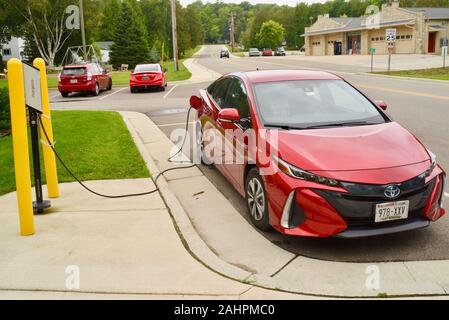 Plug-in-Elektrohybrid-Auto, ein Toyota Prius Prius 2017 in Barcelona, Wiederaufladung in der Door County Gemeinde Baileys Harbor, Wisconsin, USA Stockfoto