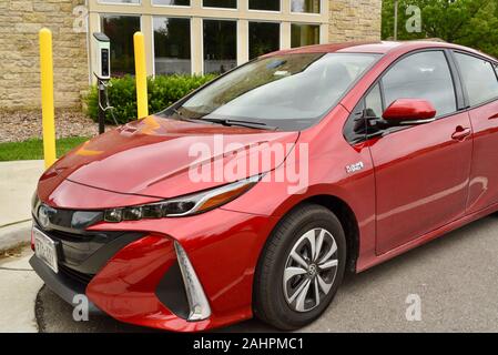 Plug-in-Elektrohybrid-Auto, ein Toyota Prius Prius 2017 in Barcelona, Wiederaufladung in der Door County Gemeinde Baileys Harbor, Wisconsin, USA Stockfoto