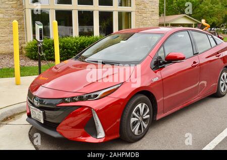 Plug-in-Elektrohybrid-Auto, ein Toyota Prius Prius 2017 in Barcelona, Wiederaufladung in der Door County Gemeinde Baileys Harbor, Wisconsin, USA Stockfoto