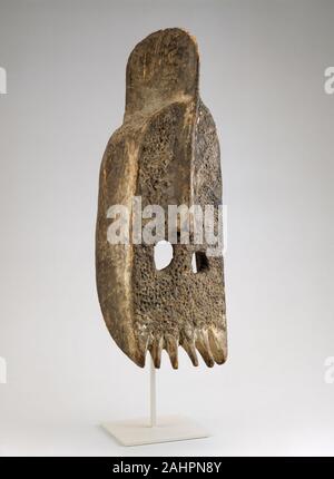 Sha. Maske. 1867 - 1900. Nigeria. Holz und Gummi Dieses auffallend abstrakte Maske war einmal mit starken Rot abrus Samen, die durch ein Harz einfügen gehalten wurden. Es wäre in der Einleitung Rituale für eine von sechs Alter-Verbände eingesetzt wurden. Unter den Sha Menschen, eine Maske, wie dieser stellt einen männlichen Geist berufen Akirang, die ein weibliches Gegenstück namens Aja hatte. Die Kulere äquivalent von Akirang Asho war, ein Geist mit menschlichen und landwirtschaftlichen Fruchtbarkeit assoziiert. Stockfoto