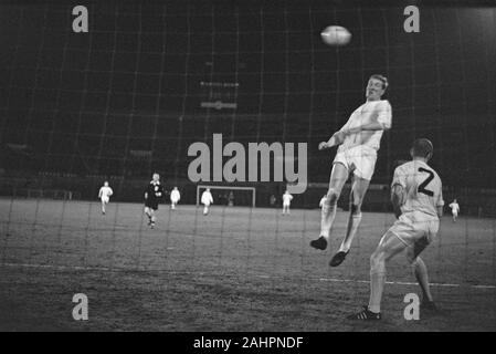 Viertelfinale KNVB-Cup. DWS gegen Ajax (1-2). Spiel moment Annotation springen in die Luft, Cees Groot. Ansicht der Rückseite des Arrowman (DWS) Datum März 25, 1964 Ort Amsterdam Stockfoto