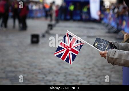 London, Großbritannien. 30 Dez, 2019. Britische Flagge von einem Zuschauer während der Tag in London New Year's Parade (LNYDP) 2020 Preview Show am Covent Garden Piazza statt. Credit: SOPA Images Limited/Alamy leben Nachrichten Stockfoto