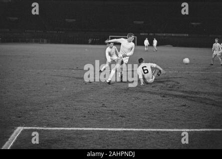 Viertelfinale KNVB-Cup. DWS gegen Ajax (1-2). Spiel moment Annotation Piet Keizer Datum März 25, 1964 Ort Amsterdam Stockfoto