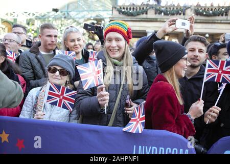 London, Großbritannien. 30 Dez, 2019. Zuschauer holding UK Flaggen während der Tag in London New Year's Parade (LNYDP) 2020 Preview Show am Covent Garden Piazza. Credit: SOPA Images Limited/Alamy leben Nachrichten Stockfoto