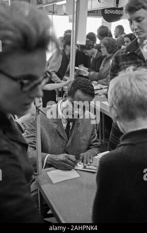 Markt in Bijenkorf in Rotterdam. Max Woisky gibt Autogramme Datum Oktober 10, 1963 Ort Rotterdam, Süd Holland Stockfoto