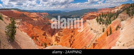 Dramatische Red Rock Canyon Panorama in einem Berg in Cedar Breaks National Monument in Utah Stockfoto