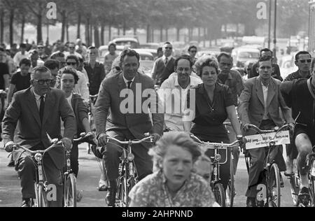 Christel Meisterin-zeichen gestartet für eine 200 km Fahrt mit dem Fahrrad vom RAI-Gebäude Datum 8. Juni 1963 Ort Amsterdam, Noord-Holland Stockfoto