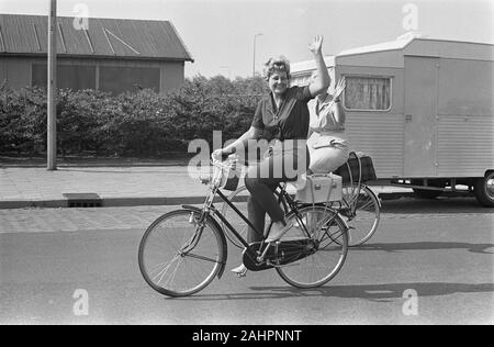 Christel Meisterin-zeichen gestartet für eine 200 km Fahrt mit dem Fahrrad vom RAI-Gebäude Datum 8. Juni 1963 Ort Amsterdam, Noord-Holland Stockfoto