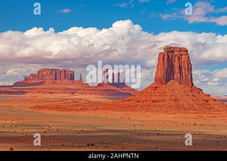 Wolken und Sonne über Wüste Buttes im Monument Valley in Arizona Stockfoto