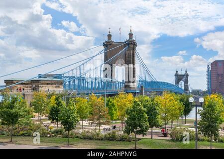 John A. Roebling Suspension Bridge und Smale Riverfront Park, Cincinnati, Ohio, USA. Stockfoto