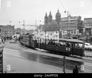 Straßenbahnen über neue Schleife am Hauptbahnhof entlang Sint Nicolaas Kirche Datum 22. Oktober 1963 Stockfoto