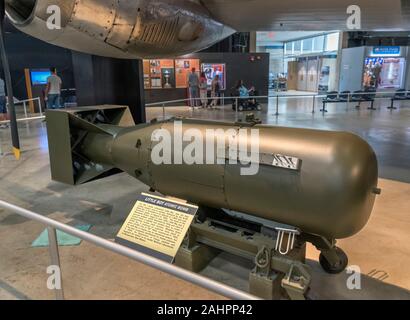 Eine entmilitarisierte Mark I Little Boy Atombombe, die Bombe auf Hiroshima während des zweiten Weltkriegs, National Museum der United States Air Force, Dayton, Ohio, USA fallengelassen wurde. Stockfoto