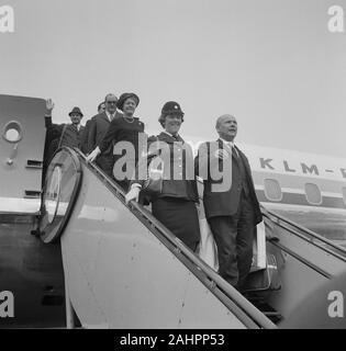 Amsterdam Delegation zurück aus Amerika, die Amsterdamer Polizei Kapelle am Flughafen Schiphol Datum 26. April 1964 Ort anwesend war, Noord-Holland, Schiphol Stockfoto