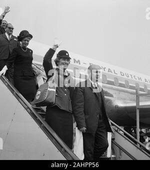 Amsterdam Delegation zurück aus Amerika, die Amsterdamer Polizei Kapelle am Flughafen Schiphol Datum 26. April 1964 Ort anwesend war, Noord-Holland, Schiphol Stockfoto