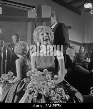 Willeke Alberti erhielt das erste goldene Schallplatte von Tonträgern Direktor Jack Haslinghuis, Willeke Alberti Datum 2. März 1964 Stockfoto